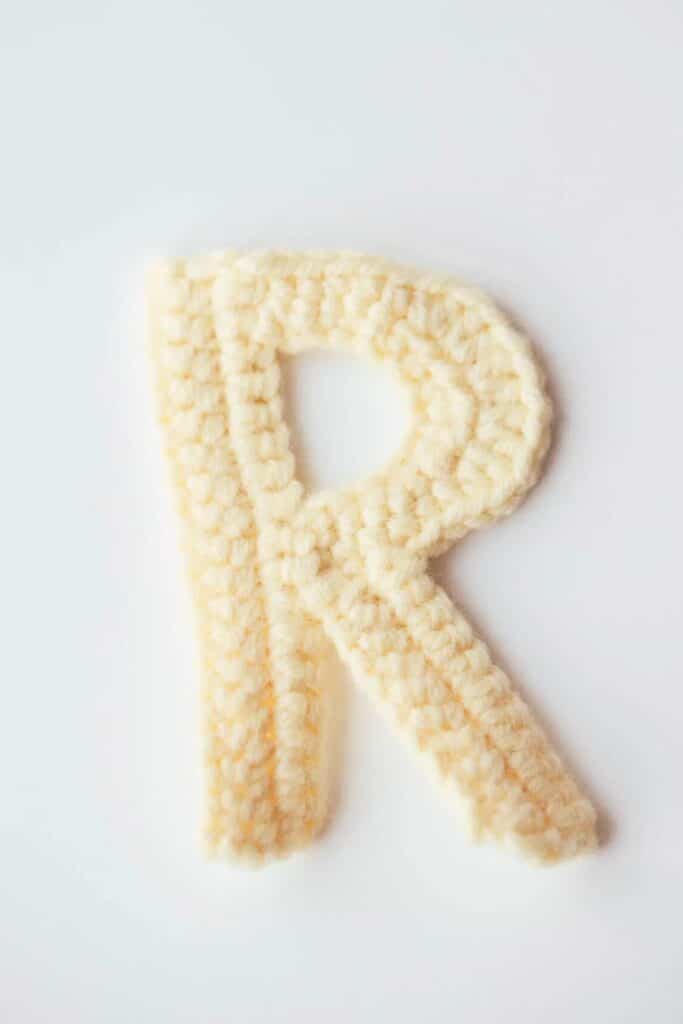 chunky crochet letter r - featured image