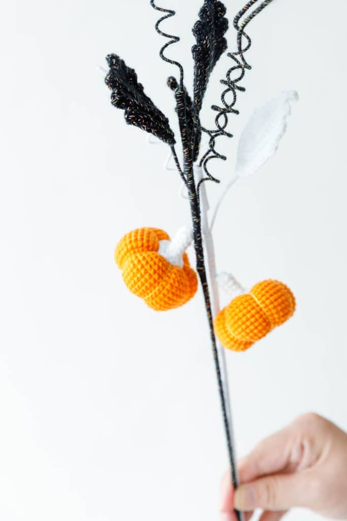 crochet halloween pumpkin bouquet - featured image