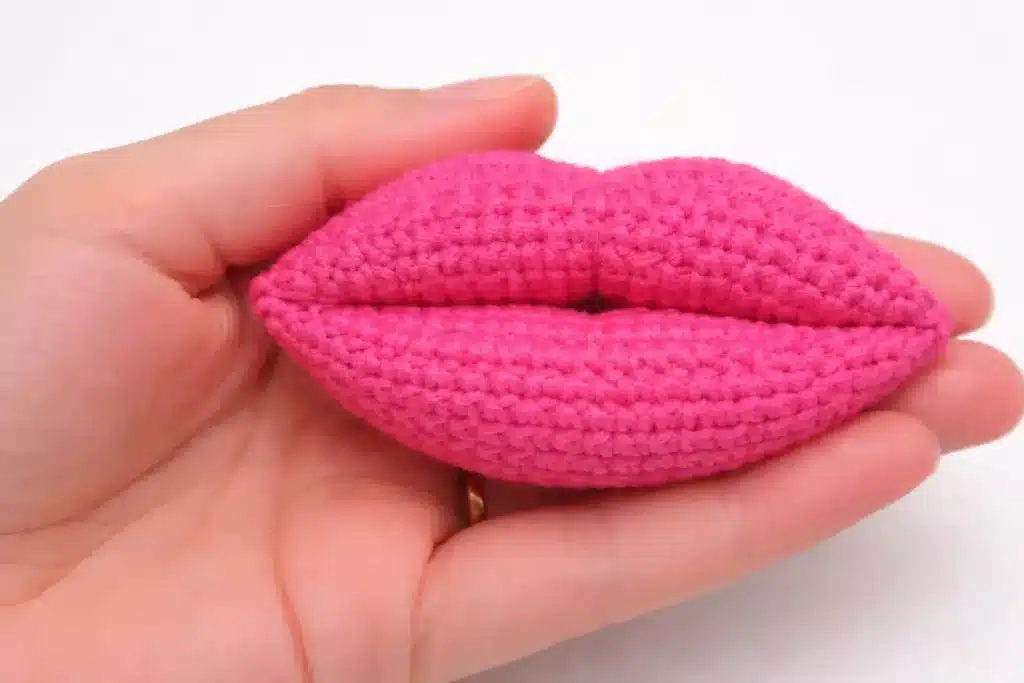 crochet lips pattern - featured image